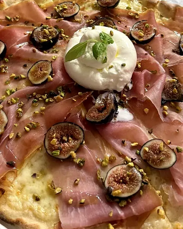 Pizza con prosciutto crudo, fichi, burrata e granella di pistacchio