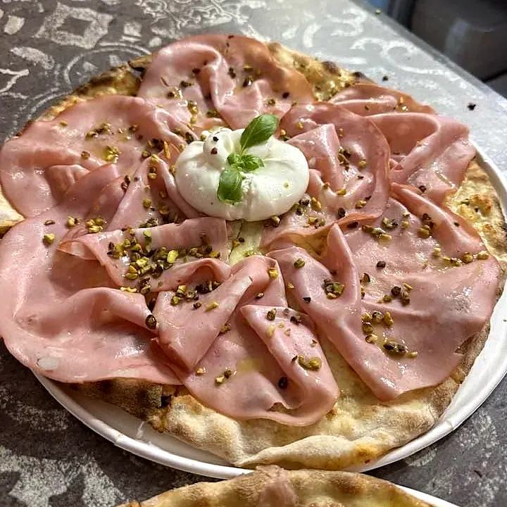 Pizza con mortadella, stracciatella e granella di pistacchio