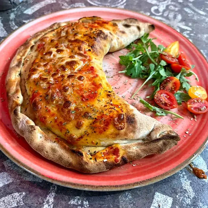 Calzone con rucola e pomodorini